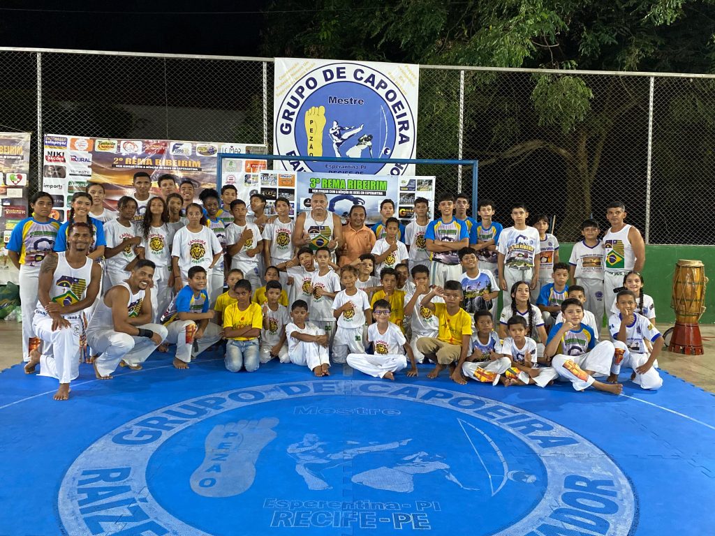 Os graduados com o mestre Pezão (no centro).